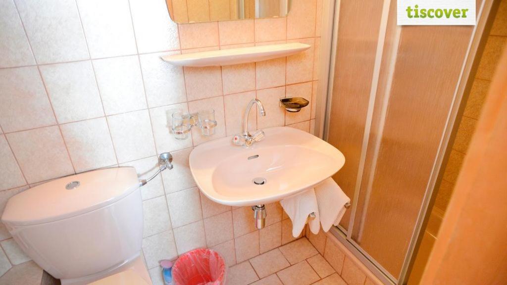 Koupelna v ubytování Gastehaus Wolf