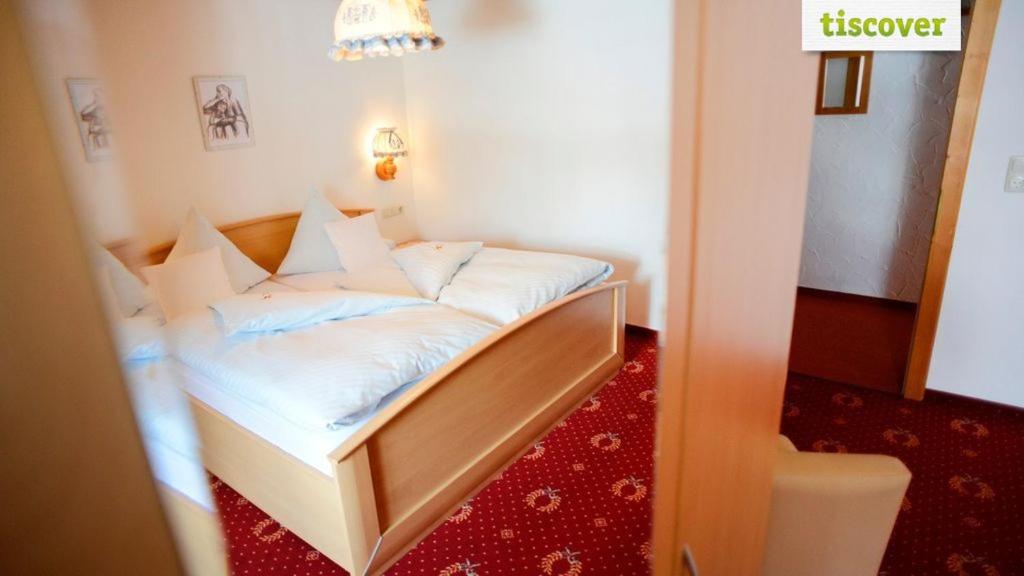 Postel nebo postele na pokoji v ubytování Gastehaus Wolf