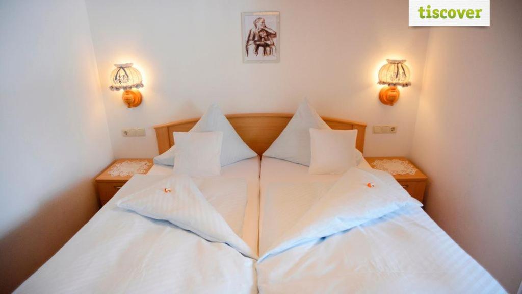 Postel nebo postele na pokoji v ubytování Gastehaus Wolf