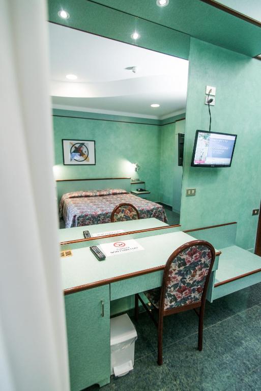 TV a/nebo společenská místnost v ubytování Le Petit Hotel