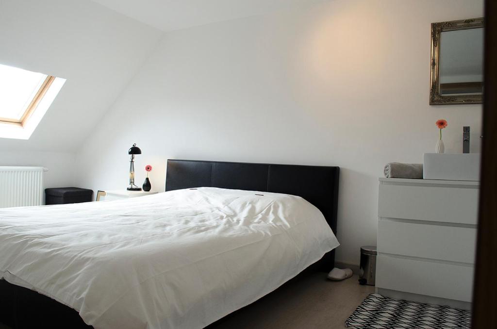 Postel nebo postele na pokoji v ubytování upstairs9000