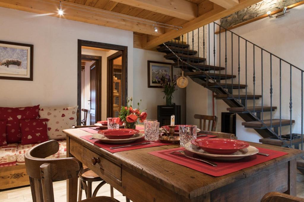 uma mesa com pratos e tigelas numa sala de estar em La Maison De Toyen em Nus