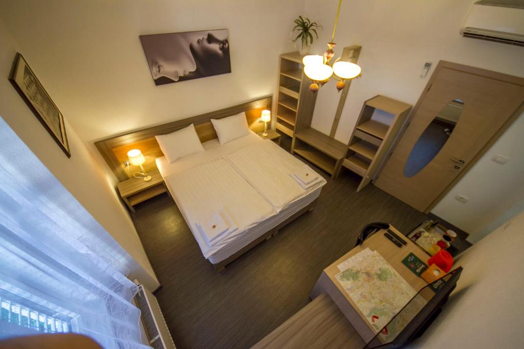 OH Apartments & Rooms - Double Room With Private Bathroom