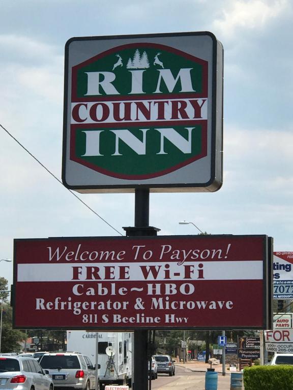 a sign for a ham country inn on a street at Rim Country Inn in Payson