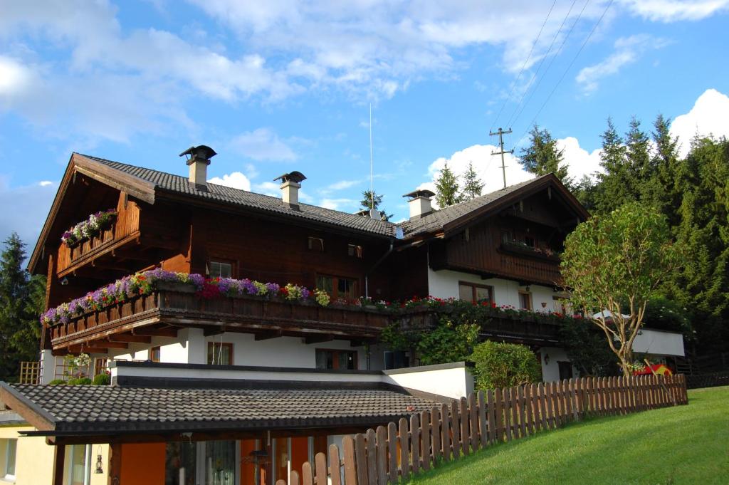 una casa con fiori sui balconi di Ferienwohnung Stubenböck ad Achenkirch