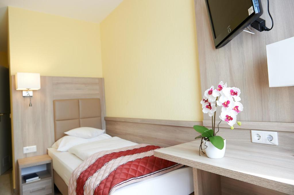 Postel nebo postele na pokoji v ubytování Hotel Wendelstein