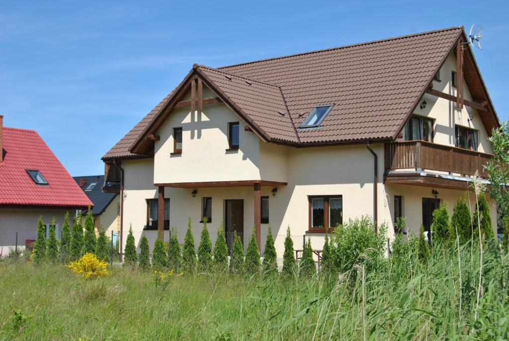uma casa com telhado castanho em Ostrowo Morza Brzeg em Ostrowo