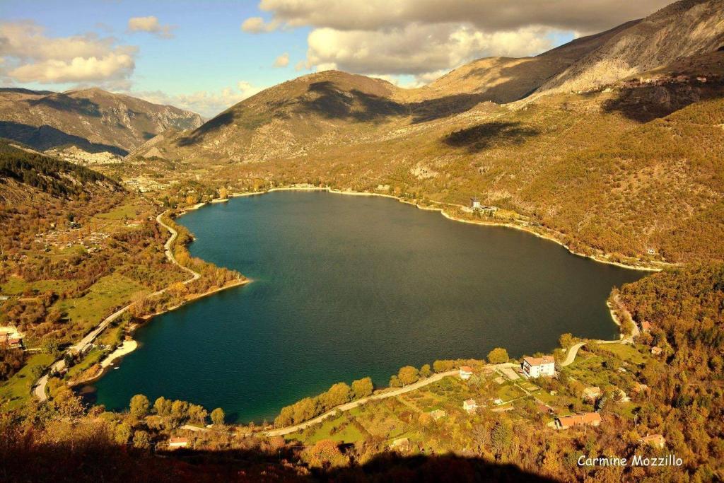 an aerial view of a lake in the mountains at Agriturismo Miralago in Scanno