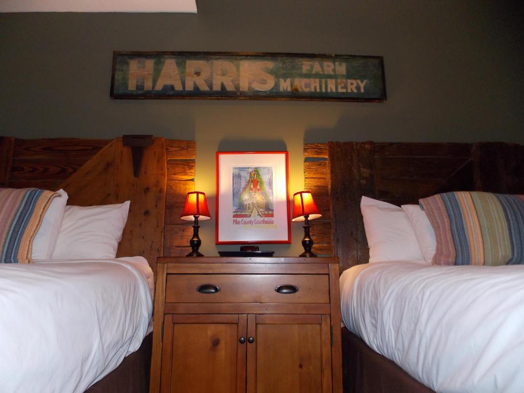 1 dormitorio con 2 camas y 2 lámparas en un tocador en William Watson Hotel en Pittsfield