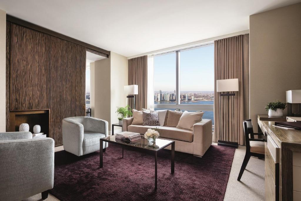 Uma área de estar em The Dominick Hotel