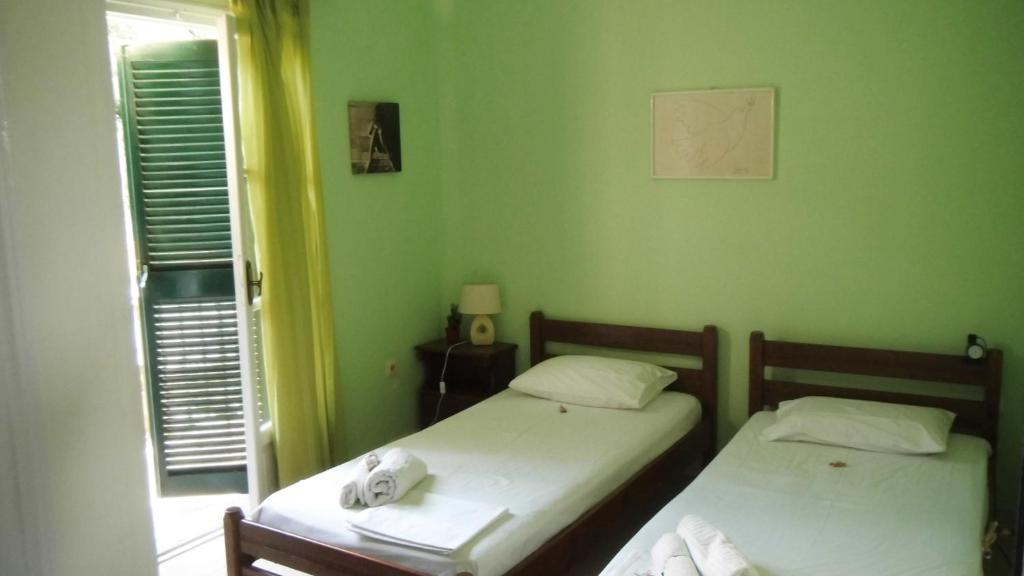 En eller flere senge i et værelse på Niki Apartments