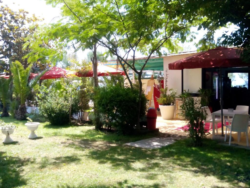 Taman di luar Lido Villaggio il Ragno