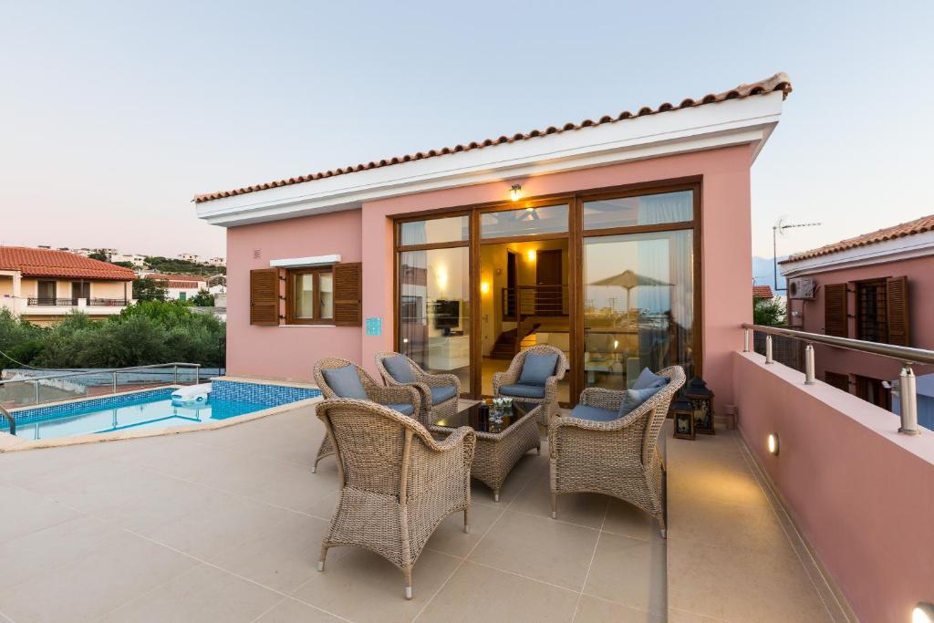 Bazén v ubytování Leste Luxury Homes nebo v jeho okolí