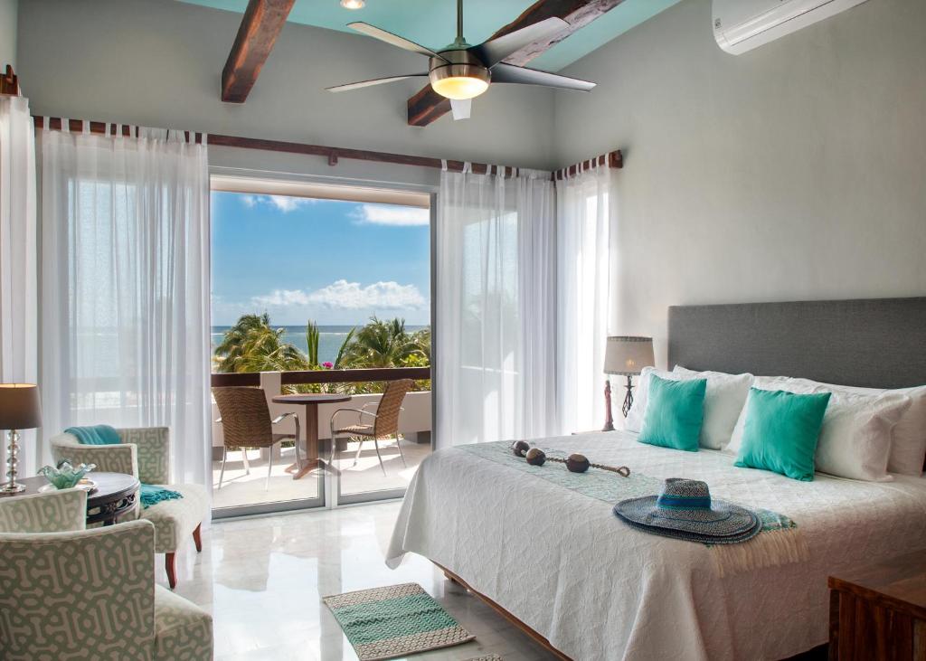 1 dormitorio con 1 cama y vistas al océano en Casa Agua Azul en Puerto Morelos