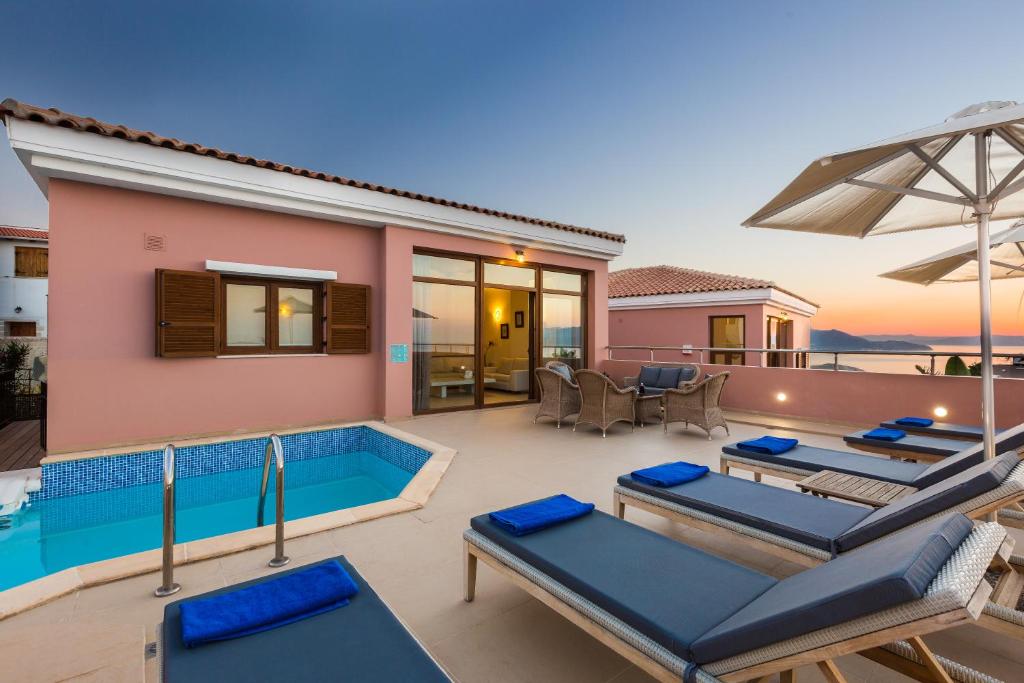 Bazén v ubytování Leste Luxury Homes nebo v jeho okolí
