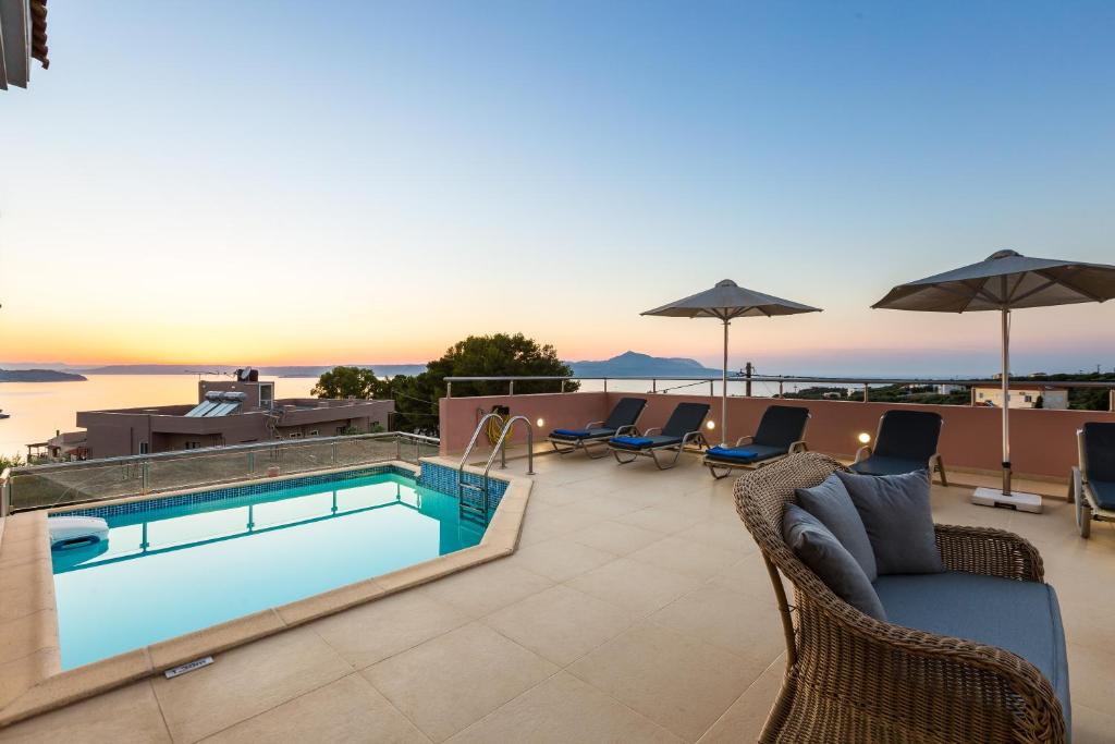 Bazén v ubytování Leste Luxury Homes nebo v jeho okolí