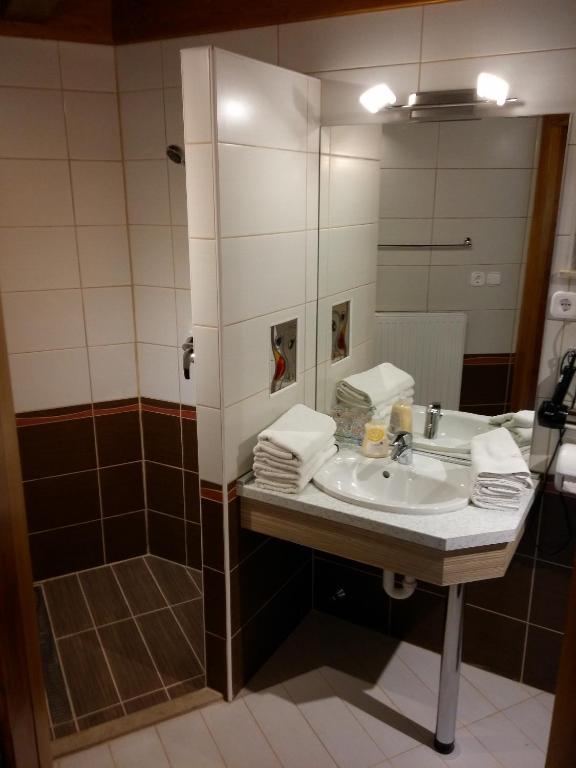Kúpeľňa v ubytovaní Zöld sziget Apartmanház