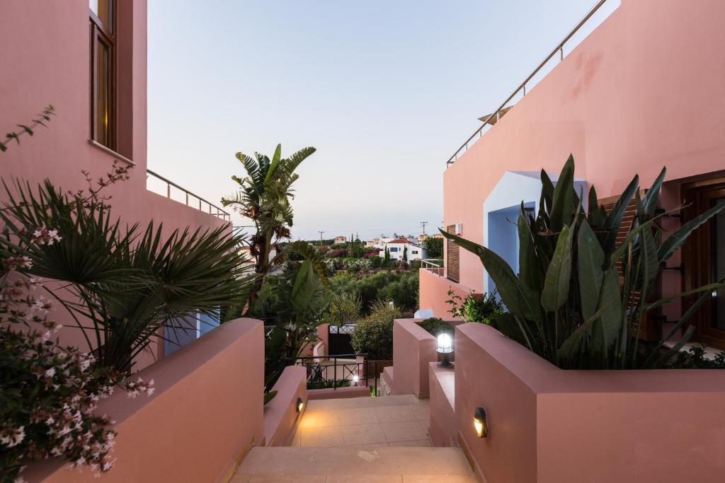 un escalier dans un bâtiment avec des plantes dans l'établissement Leste Luxury Homes, à Pláka