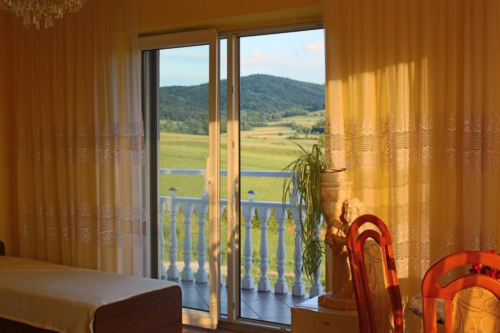 Výhľad na hory alebo výhľad na hory priamo z of the bed and breakfast