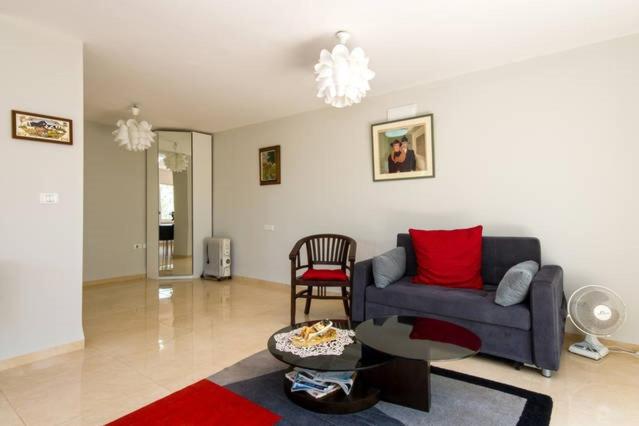 Posezení v ubytování Magnificent studio in Zichron yaakov sea view and garden