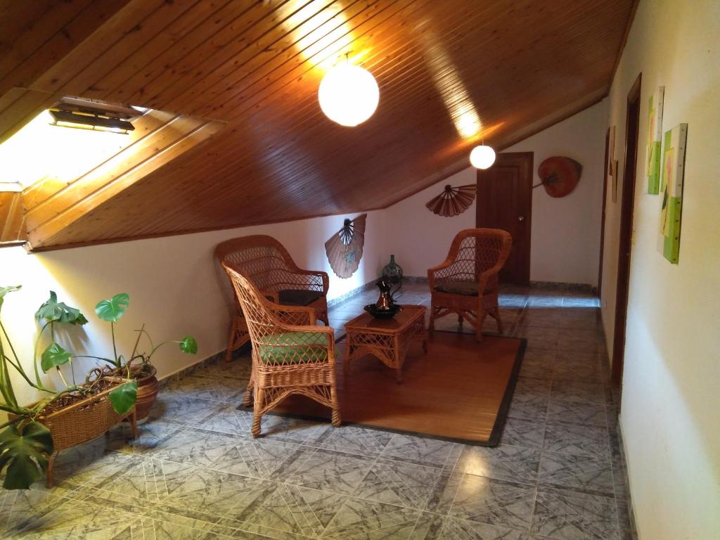 Część wypoczynkowa w obiekcie Hostal - Restaurante Casa Cuña