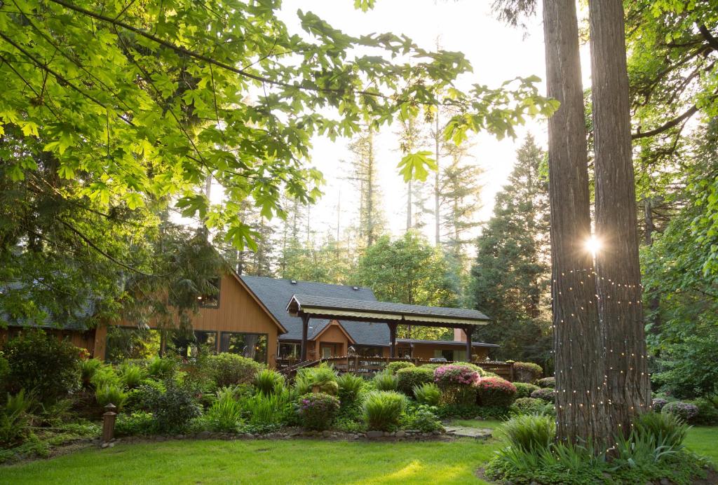 una casa en medio de un jardín en Eagle Rock Lodge, en Vida