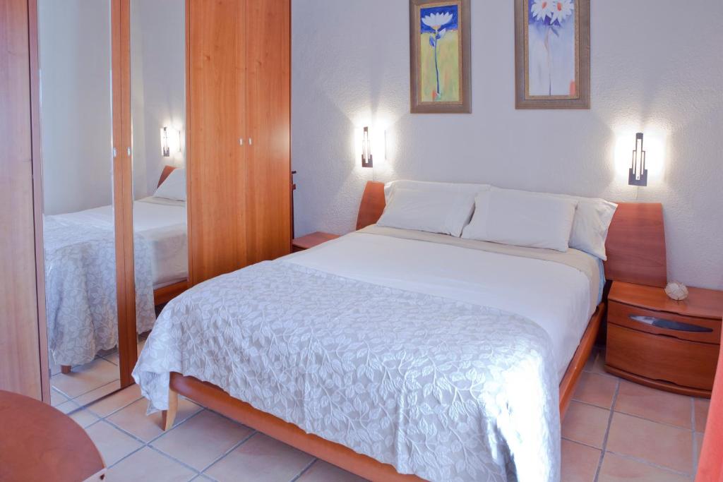A bed or beds in a room at Beachfront apartment in paradise