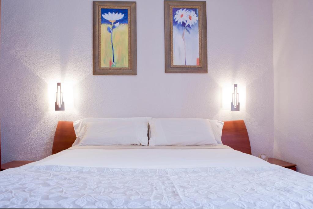A bed or beds in a room at Beachfront apartment in paradise