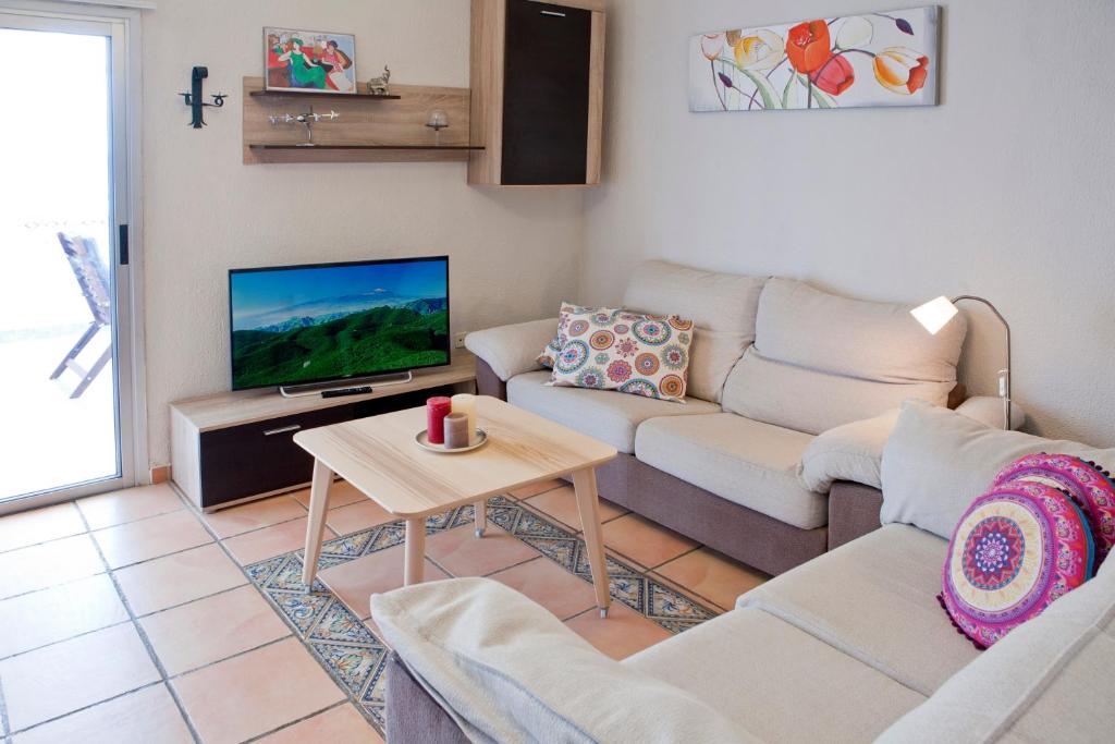 A television and/or entertainment centre at Beachfront apartment in paradise