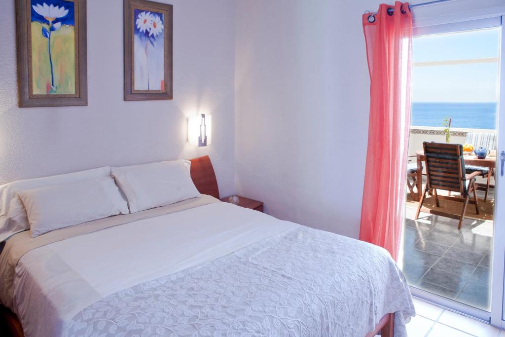 A bed or beds in a room at Beachfront apartment in paradise