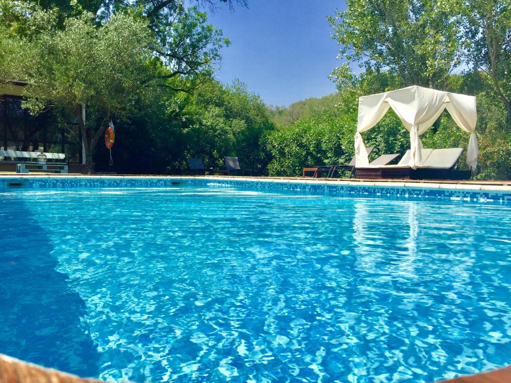 Bazén v ubytovaní Hotel Masia La Palma alebo v jeho blízkosti