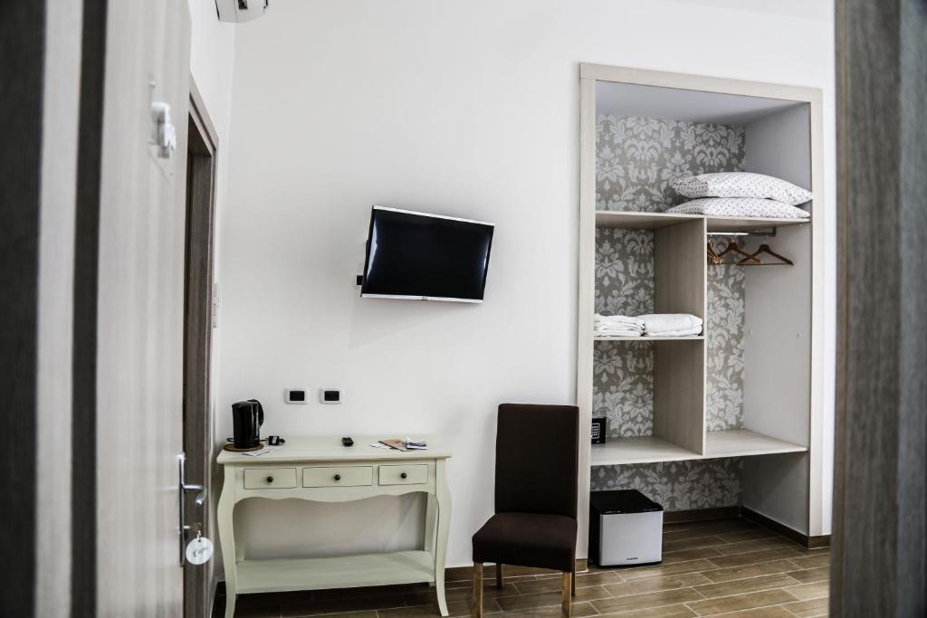 Televízia a/alebo spoločenská miestnosť v ubytovaní B&B Caracciolo 109