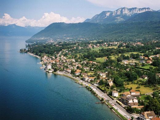 eine Luftansicht einer Stadt neben einem Wasserkörper in der Unterkunft Hôtel Restaurant le Panorama in Évian-les-Bains