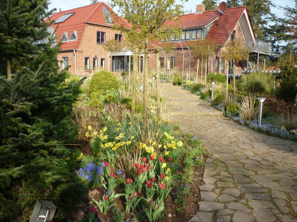 a garden with flowers in front of a house at Haus Fernsicht in Husum