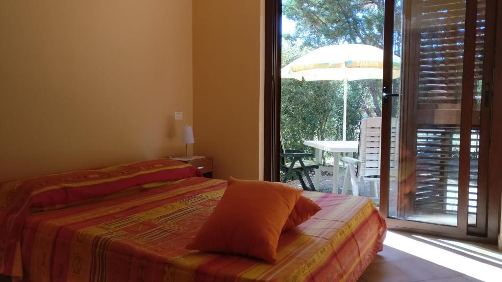 フルナリにあるCasa vacanze Portorosaのベッドルーム1室(ベッド1台付)、バルコニー(テーブル付)