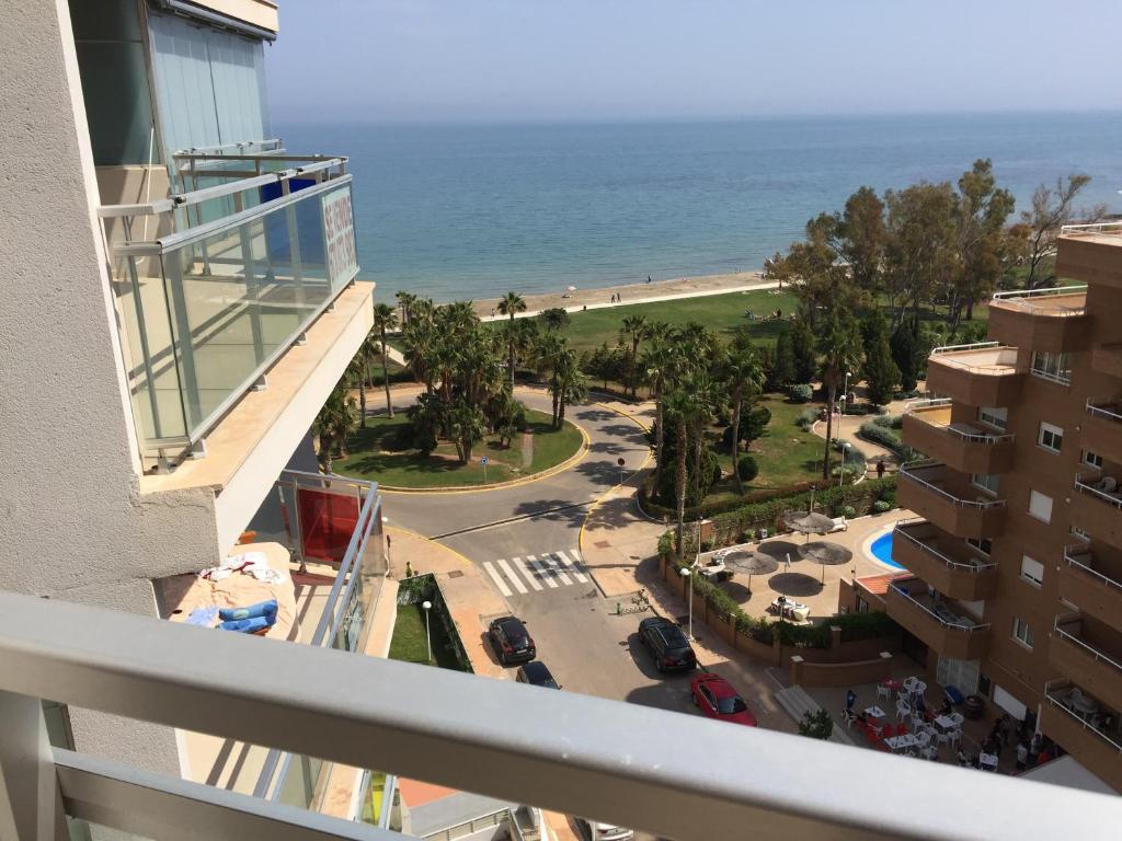 オロペサ・デル・マールにあるApartamento Marina D'Or 1ª linea de playaのビーチの景色を望むバルコニーが備わる客室です。