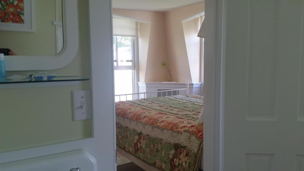 Wades Point Inn on the Bay - Deluxe Double Room With Shower