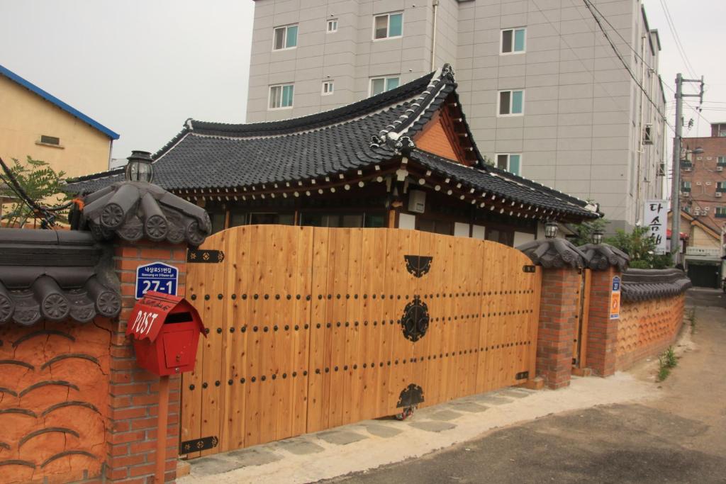 un edificio con una puerta delante de un edificio en Dasomchae Hanok stay, en Gwangju