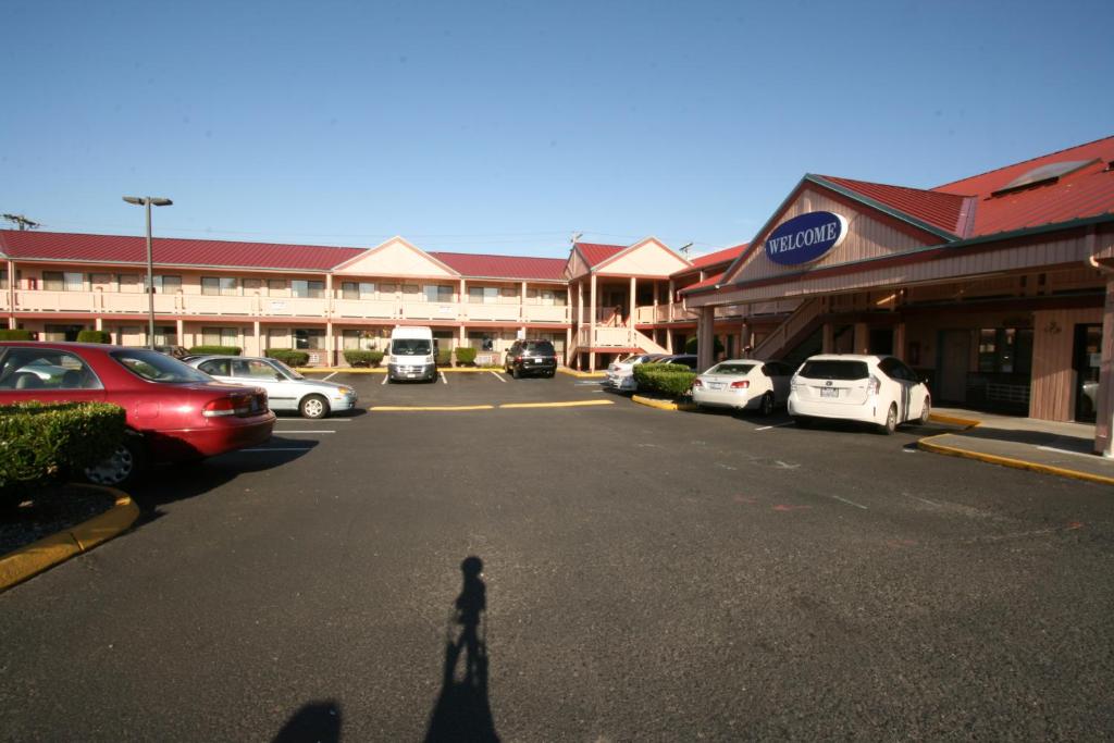 une personne debout au milieu d'un parking dans l'établissement Welcome Everett Inn, à Everett