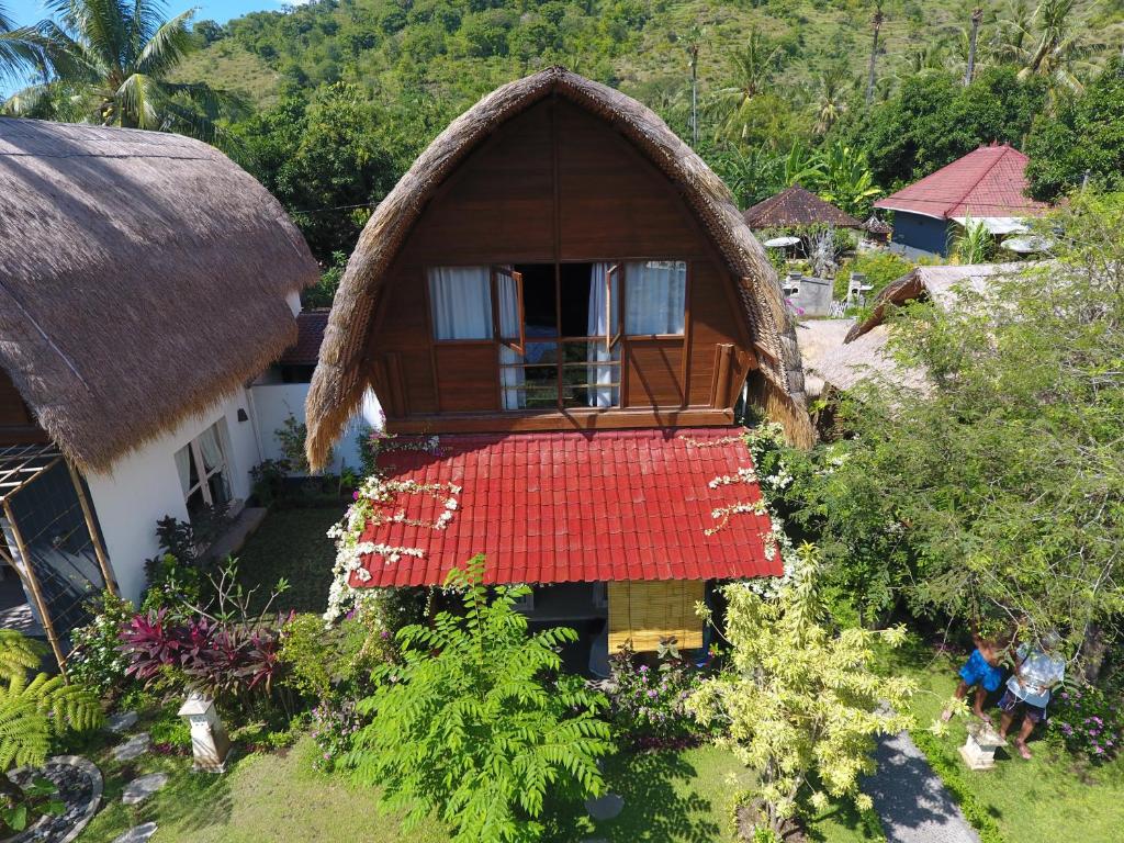 una vista aerea di una casa con tetto di paglia di Aura Villa & Spa Amed Bali ad Amed