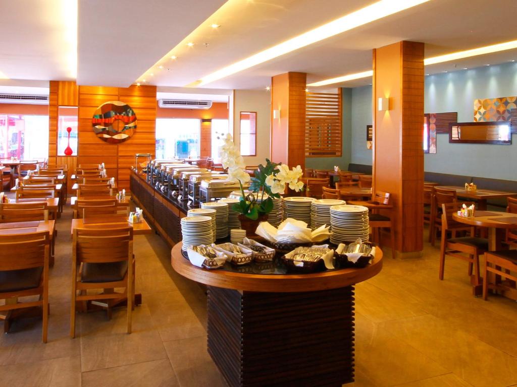  Malibu Palace Hotel