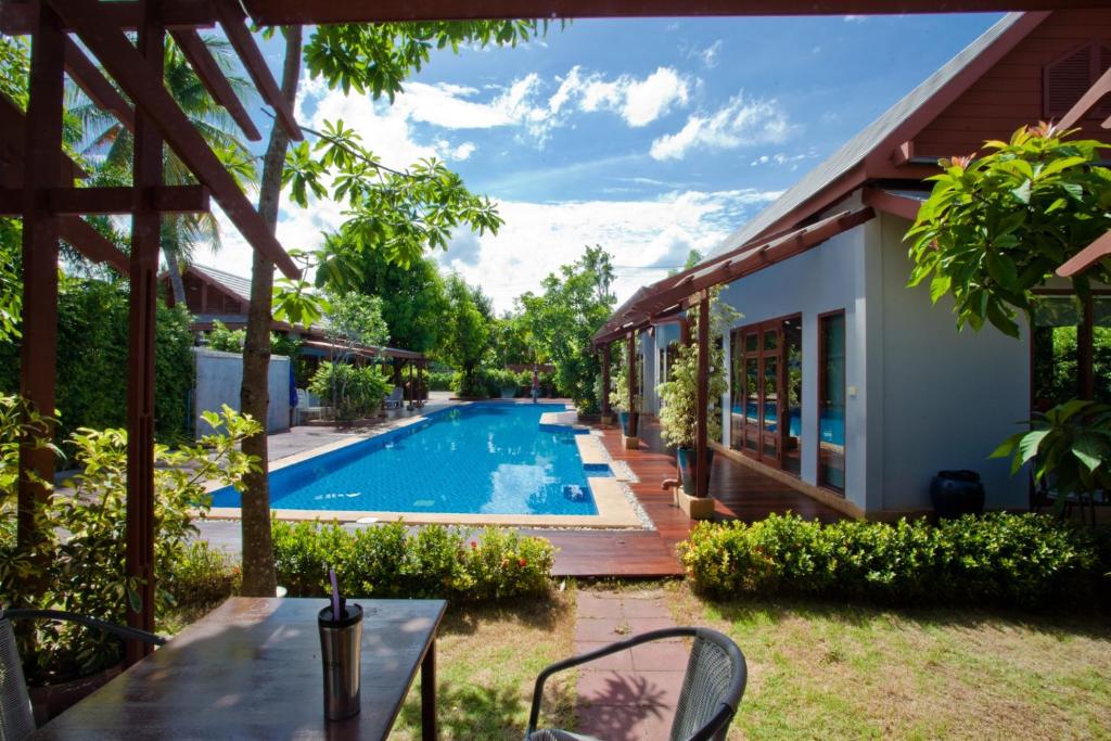 une image d'une piscine dans une maison dans l'établissement Ardea Resort Pool Villa, à Amphawa