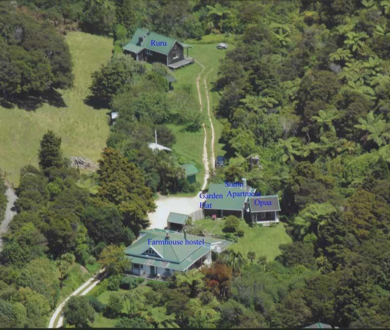uma vista aérea de uma casa na floresta em The Innlet, Country Apartments and Cottages em Collingwood