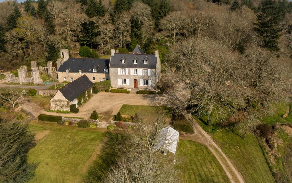 - une vue aérienne sur une grande maison sur une colline dans l'établissement Manoir Tregont Mab, à Quimper