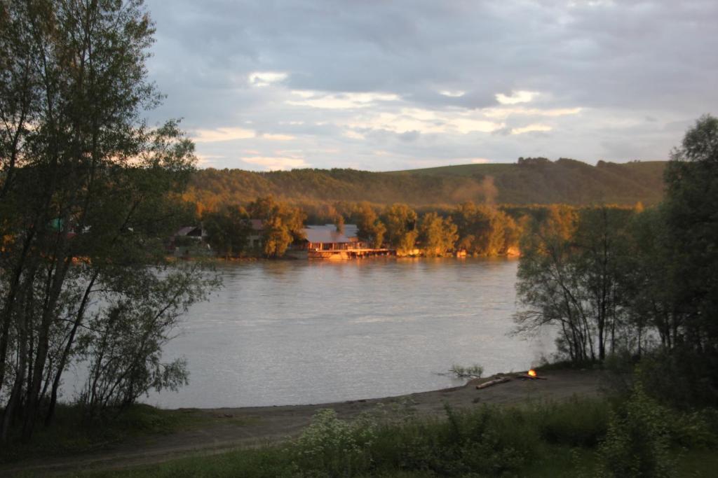 RybalkaにあるZagorodnyy domの中間の家を持つ湖