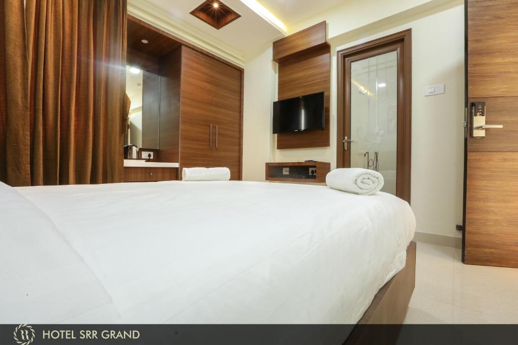TV a/nebo společenská místnost v ubytování Hotel SRR Grand