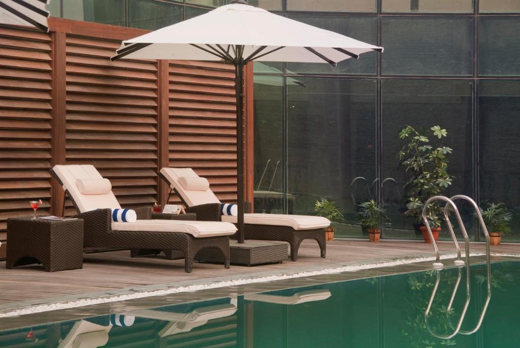 Bazén v ubytování Savoy Suites Greater Noida nebo v jeho okolí