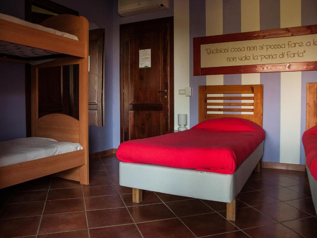 una camera con letto e letti a castello di Casalventodimare e Tramontana a Montalto di Castro