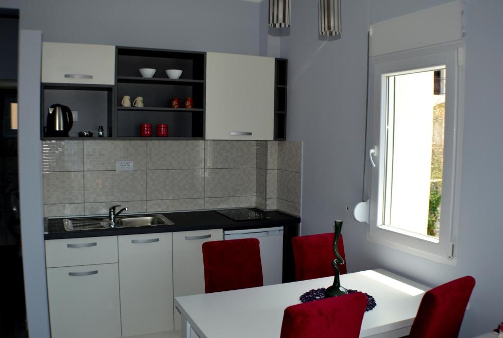 Kuchyň nebo kuchyňský kout v ubytování Apartments MM