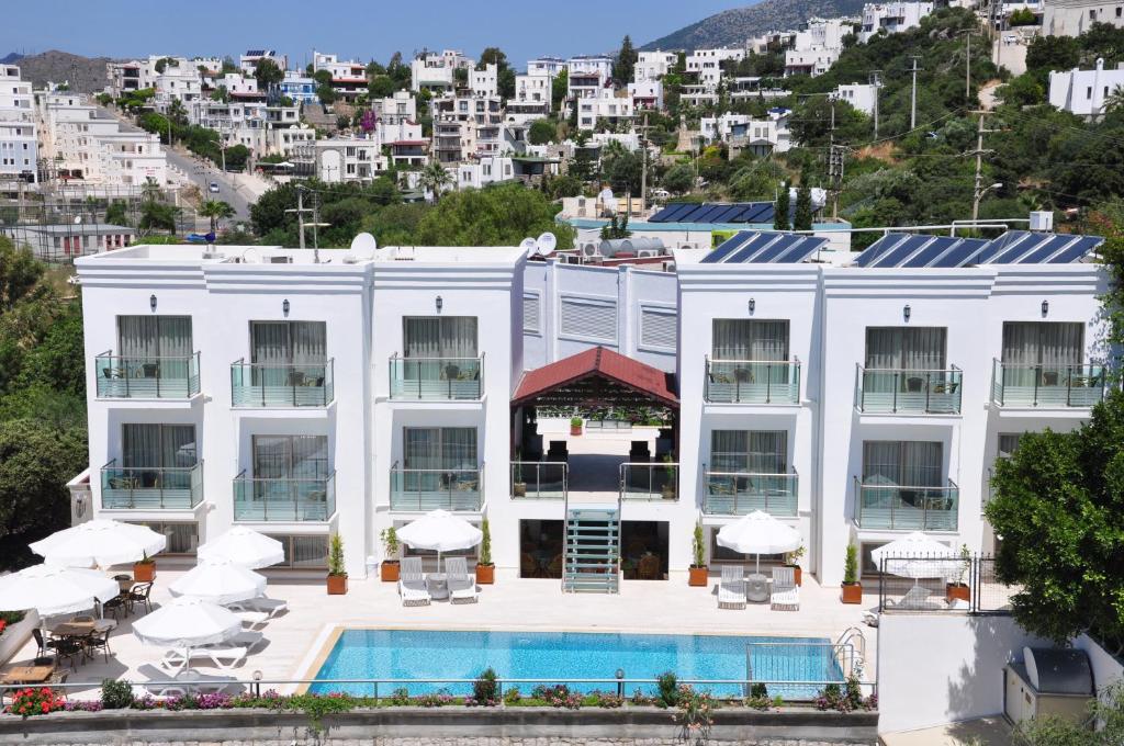 una vista aérea de un hotel con piscina en Gun-Ay Hotel, en Gümbet